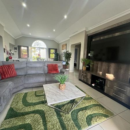 Villa Caylee Caribbean Estates - Ultra-Luxurious - Rimas Interiors Designs - Private Beachfront Escape - Premium Serviced For 8 Guests Port Edward Luaran gambar