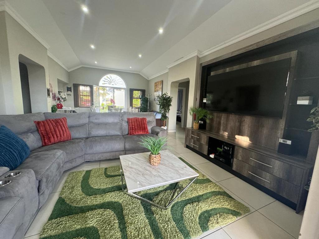 Villa Caylee Caribbean Estates - Ultra-Luxurious - Rimas Interiors Designs - Private Beachfront Escape - Premium Serviced For 8 Guests Port Edward Luaran gambar